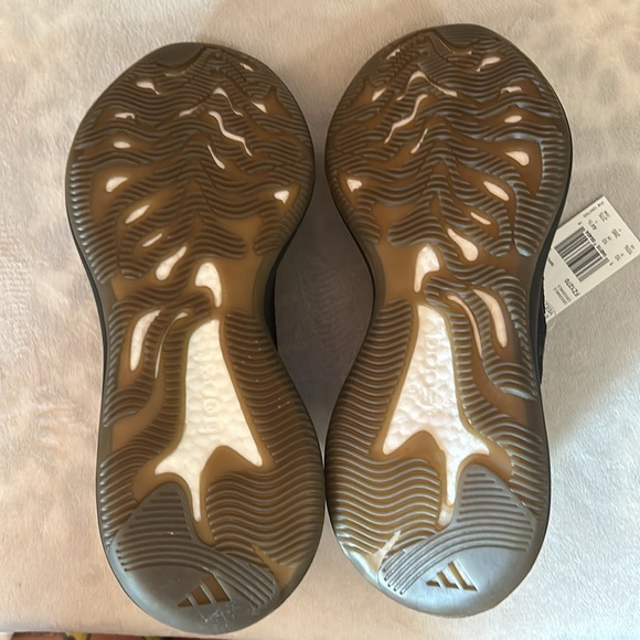 Yeezy Boost 380 Size 10.5 SKU FZ1270 Onyx - Picture 6 of 8